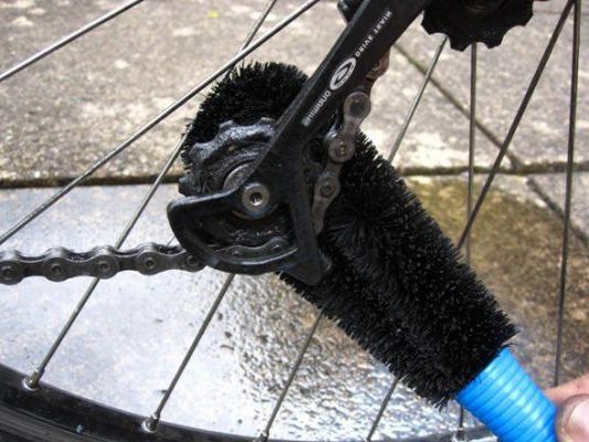 Можно ли мыть велосипед. Снежный Клин на велосипед. Cleaning a Bike frame. Как правильно мыть задние звездочки на велосипеде.